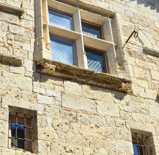 Détail architectural d'une fenêtre d'une maison médiévale - Grand Rue Lauzerte