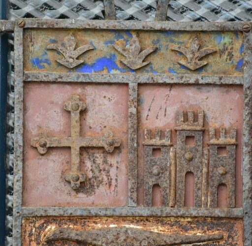 Détail de porte avec le blason de Lauzerte