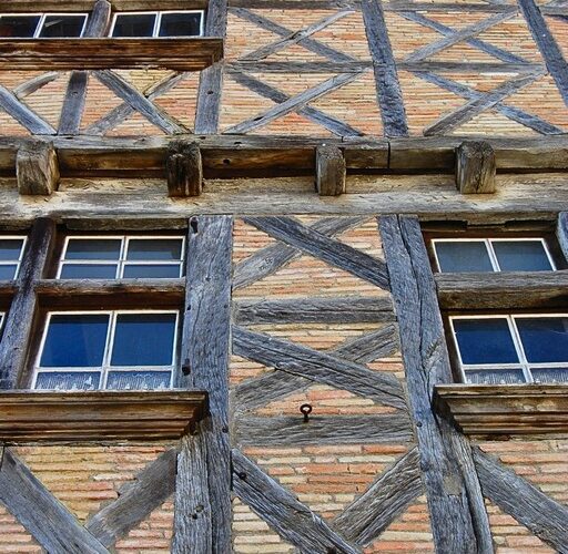 Détail maison à pans de bois sur la Place des Cornières