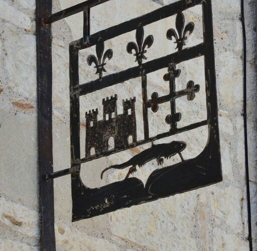 Enseigne en fer forgé sur la facade de la mairie - Blason de Lauzerte