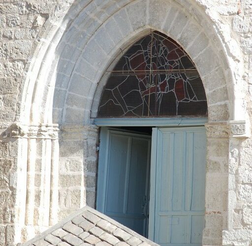 Entrée de l'Eglise et le coin relevé de la Place des Cornières