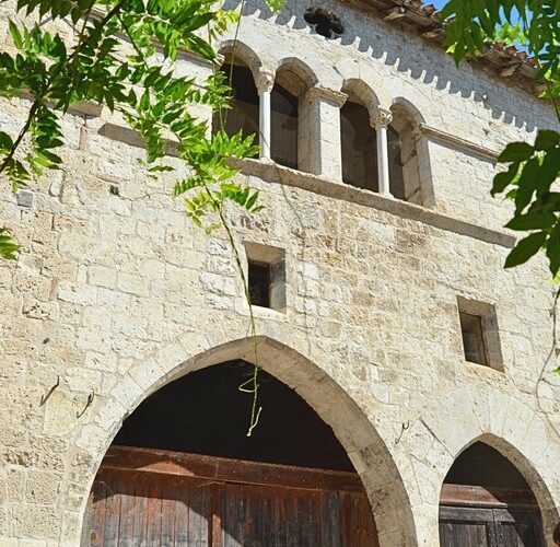 Façade d'une maison de marchands en pierre de taille à Lauzerte