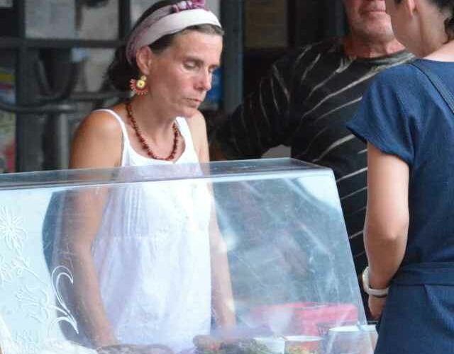 Eva propose ses préparations végétariennes, gaspatcho, salades et fruits. Elle est installée à Durfort Lacapelette (82).
