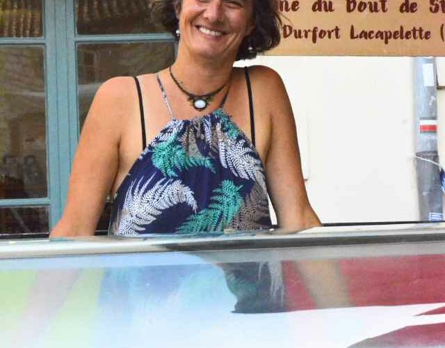 Julie de la Ferme du bout de Saint Hubert est agricultrice en Bio à Durfort Lacapelette. Elle propose des sorbets.