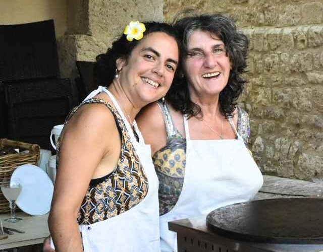 Olga et Jessica cuisinent des crêpes sucrées et des galettes salées dont les ingrédients et la garnitures sont produits en bio. Elles sont installées à Lauzerte et Lafrançaise (82)