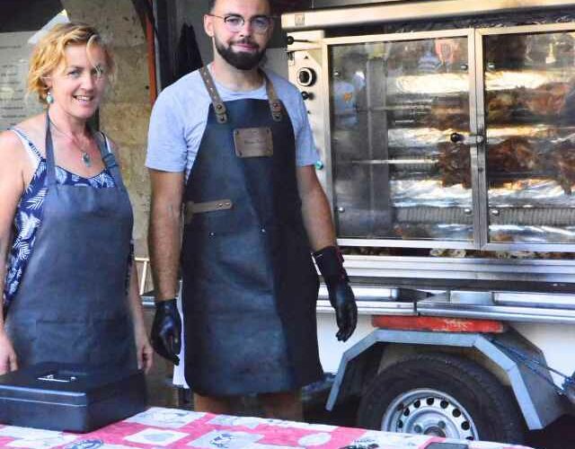 Corinne et Etienne Sicard sont éleveurs de volailles et proposent leurs poulets rôtis.