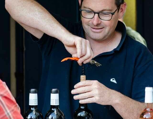 Laurent propose les vins de la coopérative Les Vignerons du Quercy de Montpezat de Quercy.