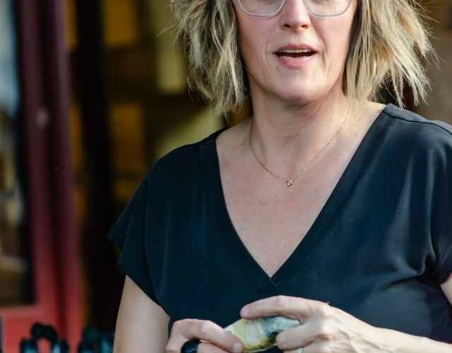 Patricia vous sert les boissons locales et les bières proposées au Café du Commerce.