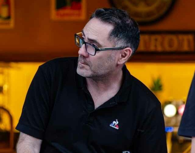 Stéphane vous sert les boissons locales et les bières proposées au Café du Commerce.