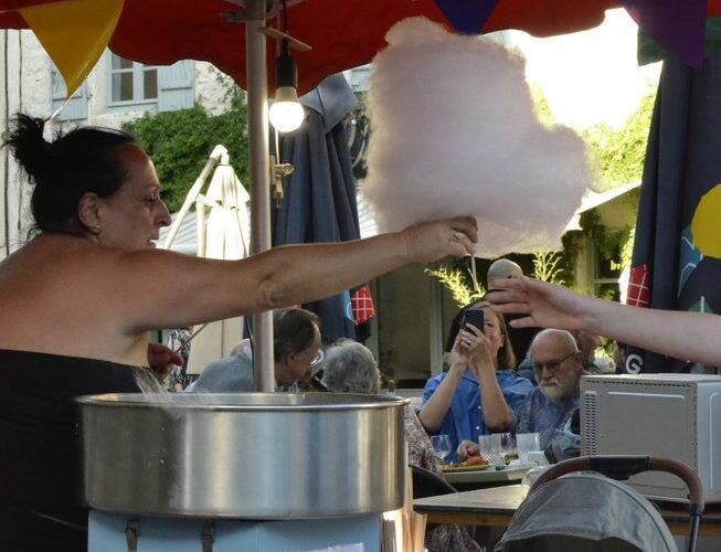 Maryse est installée à Lavaur (81). Elle propose des churros et de la barbapapa.