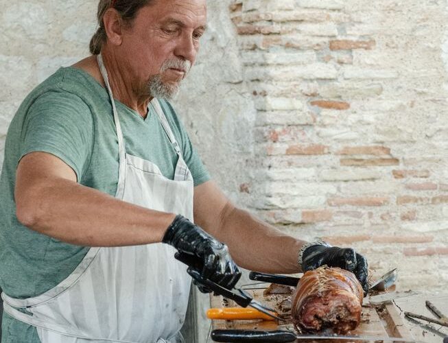 L'éleveur Patrice Martinet propose ses porcelets rôtis à la broche et pommes de terre rissolées.
