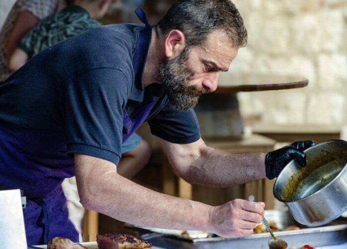 Mathieu du restaurant MPicurien est installé sur la Place des Cornières de Lauzerte et propose sa cuisine traditionnelle avec une cuisson à la Plancha et une sélection de vins pour accompagner ses plats.