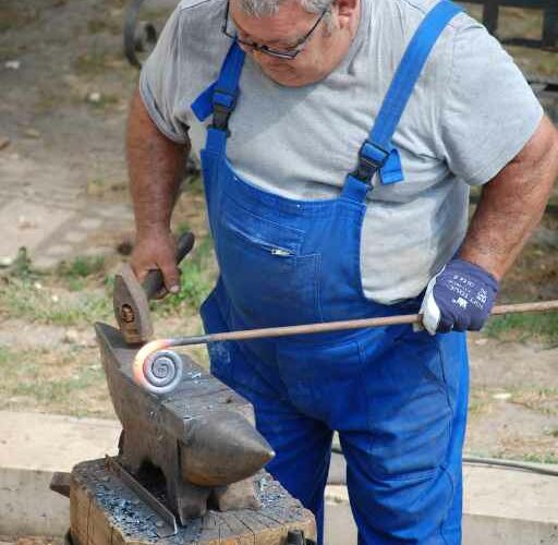Didier Soligon est ferronnier d'Art et son atelier se trouve au jardin du pèlerin