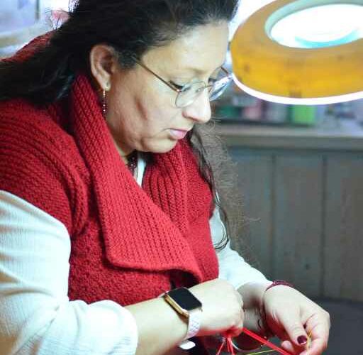 Farida Kamanja réalise des créations en micro macramé