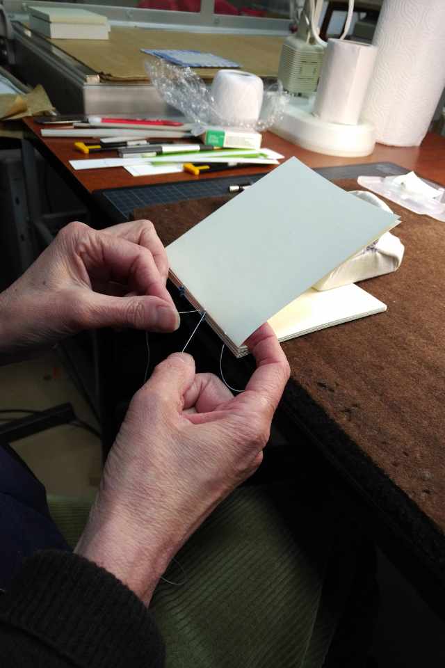La fabrication des carnets reliés par Marjon Mudde