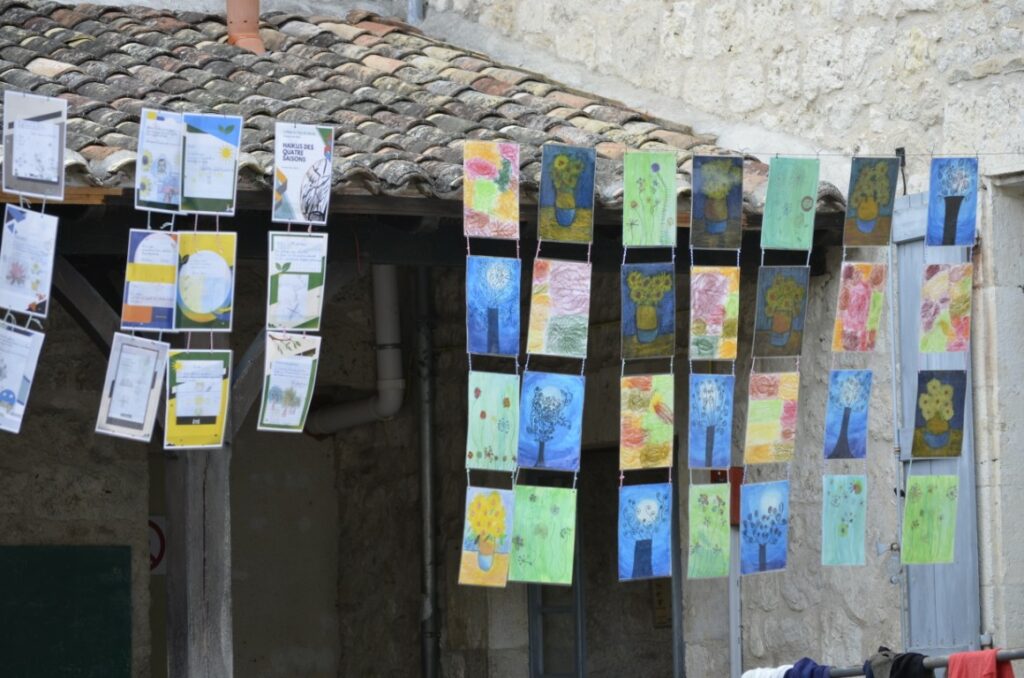 Œuvres des enfants exposées dans la cour de l'école Martial Artis de Lauzerte