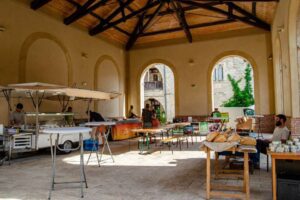 La Halle de Lauzerte lors du marche de plein vent