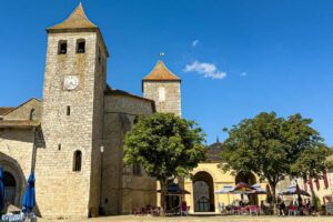 La Place des Cornières de Lauzerte et sa Halle