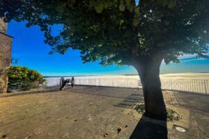 L'Esplanade de la Barbacane de Lauzerte et son canon