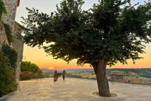 L'Esplanade de la Barbacane de Lauzerte et son canon au soleil levant