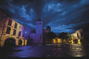 Place des Cornières de Lauzerte de nuit