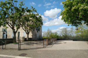 La Place du Château et son école