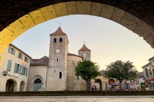 La Place des Cornières de Lauzerte et sa Halle au soleil levant