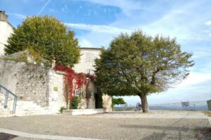L'esplanade de la Barbacane en automne