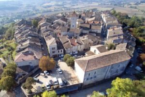 Lauzerte -Place du château - photo Bonnin Bernard