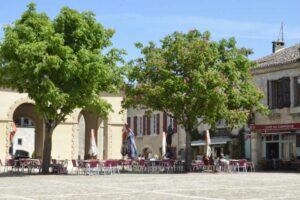 La Halle de Lauzerte et le café du Commerce - Photo S.Clerbois