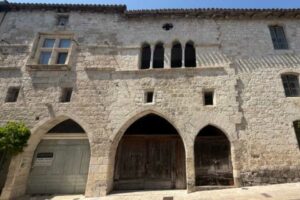 Lauzerte - La Maison du marchand et ses ouvertures en ogive Photo S.Communal