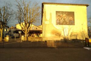 Lauzerte - La Place du château et son école Martial Artis - Photo S.Clerbois