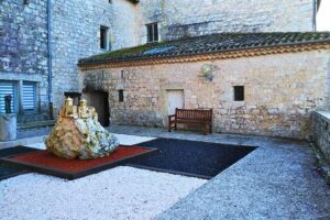 Lauzerte - La cour de la Mairie avec son village en grès de Jacques Buchholtz et le Pèlerin en bronze de Christian Ritter - Photo S.Clerbois
