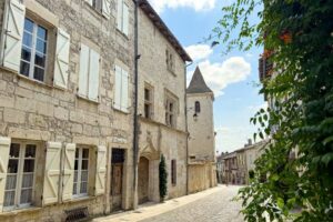 Lauzerte - La grand Rue et le couvent des Clarisses - Photo S.Clerbois