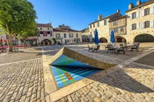 Lauzerte - Le coin relevé œuvre de Jacques Buchholtz - Photo S.Clerbois