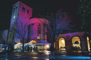 Lauzerte - L'église Saint Barthélémy et la Halle en décembre pour le marché de Noël - Photo S.Clerbois