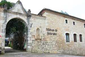 Lauzerte - Porche de l'entrée de l'Ancien Hospice Notre Dame - Photo S.Clerbois